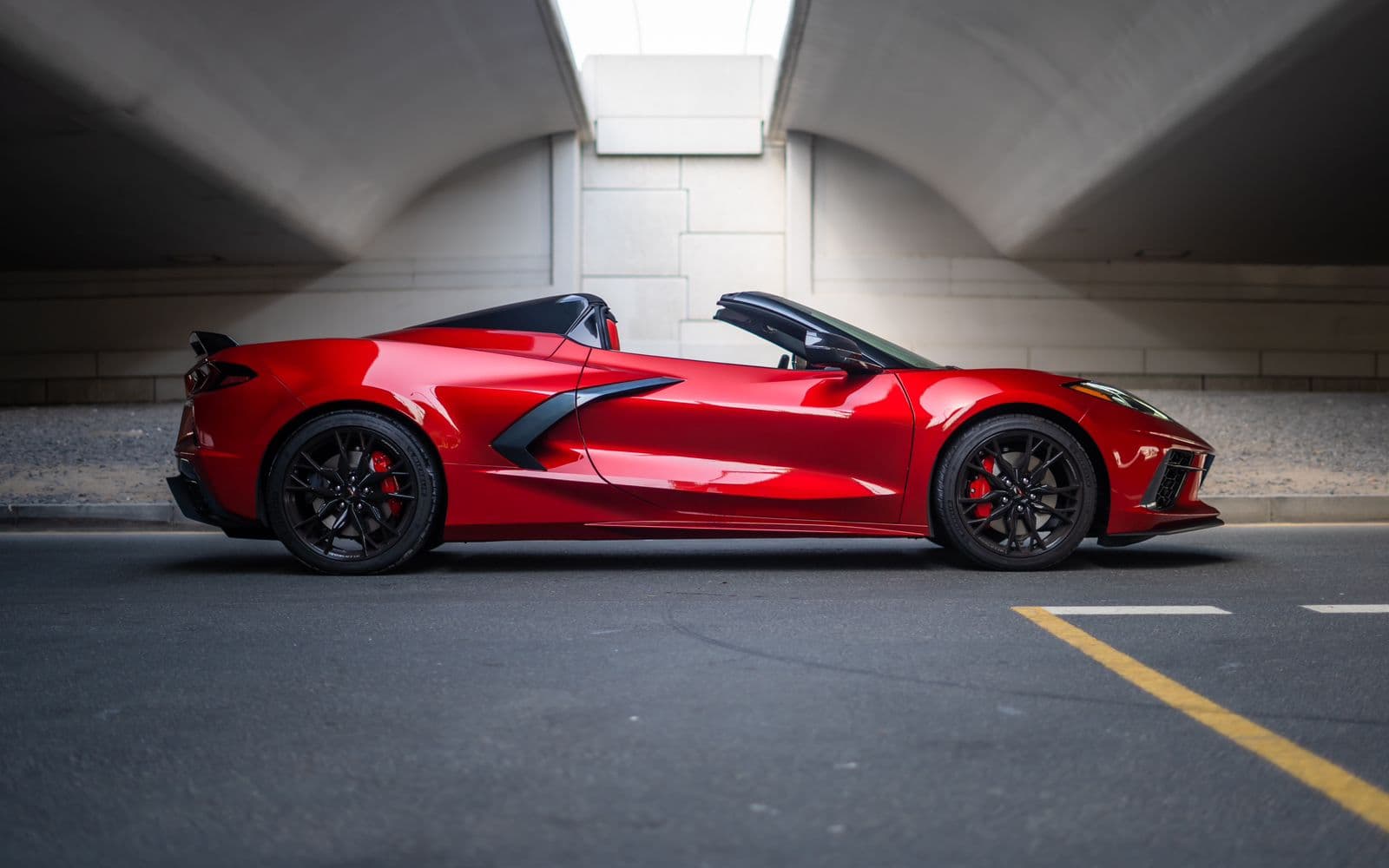Rent Convertible Chevrolet Corvette in Dubai gallery photo 2