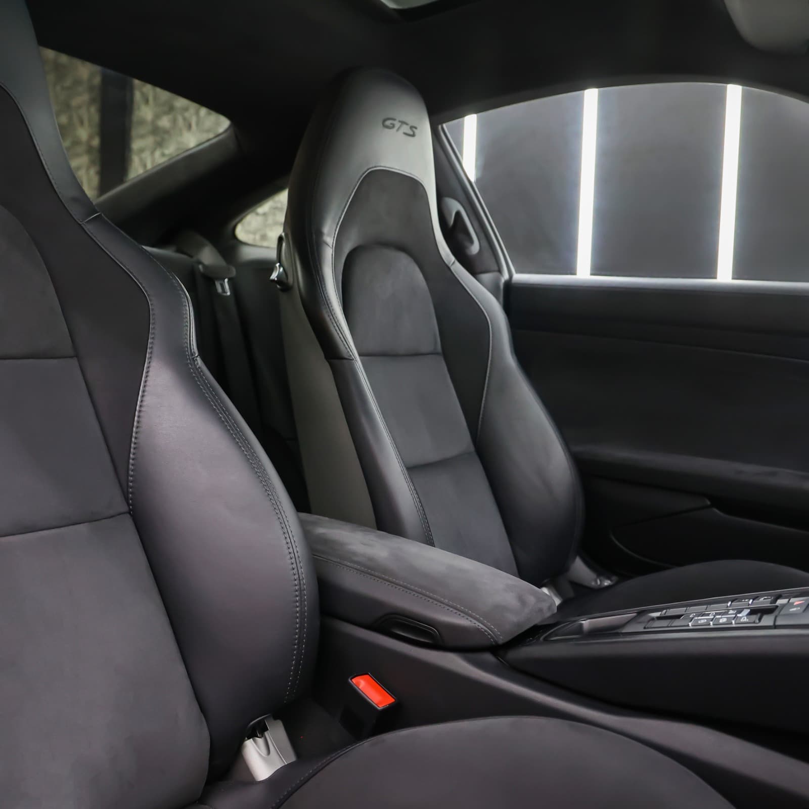 Rent Porsche Carrera 911 GTS in Dubai gallery photo 4